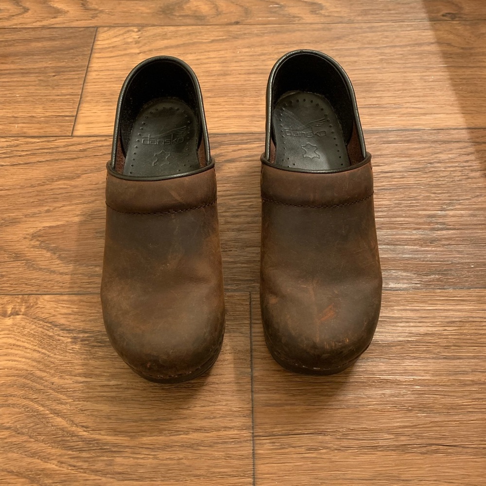 Leather clog shoe